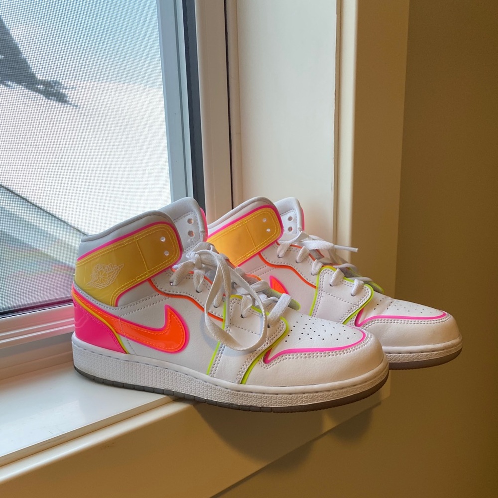 Jordan 1 mids